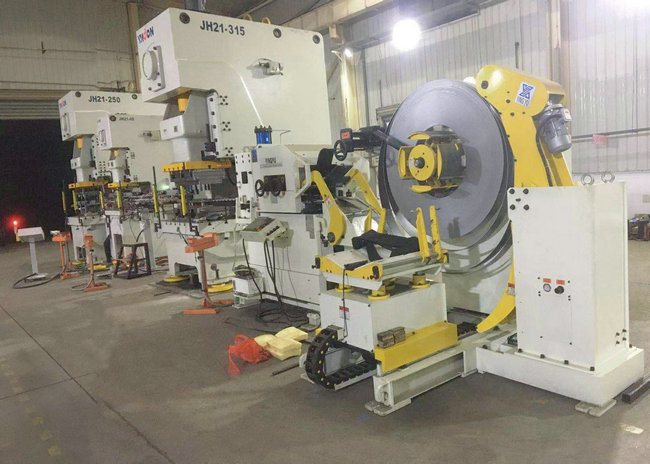 多臺(tái)沖床連線機(jī)械手配三合一送料機(jī)視頻