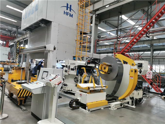 沖床三合一開(kāi)卷整平送料機(jī)配備上料臺(tái)車起到哪些作用？